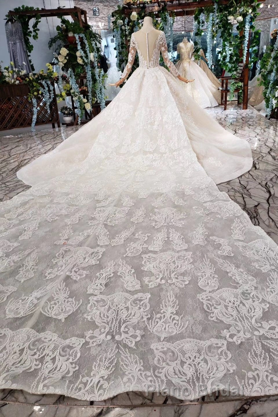 Gorgeous Long Sleeves Ball Gown Wedding Dresses With Beading Appliques Secondary image