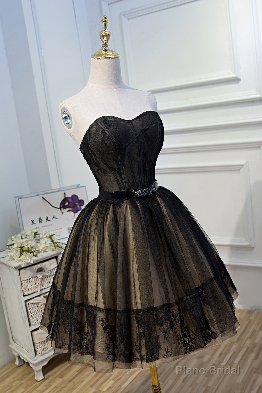 Elegant Black Strapless Lace Up Ball Gown Tulle Homecoming Dresses Secondary image