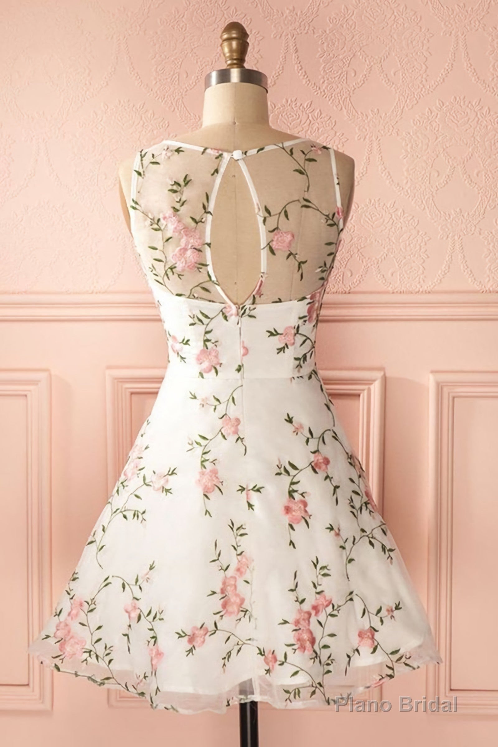 A Line Round Neck Floral Lace White Short Lace Appliques White White Homecoming Dresses Secondary image