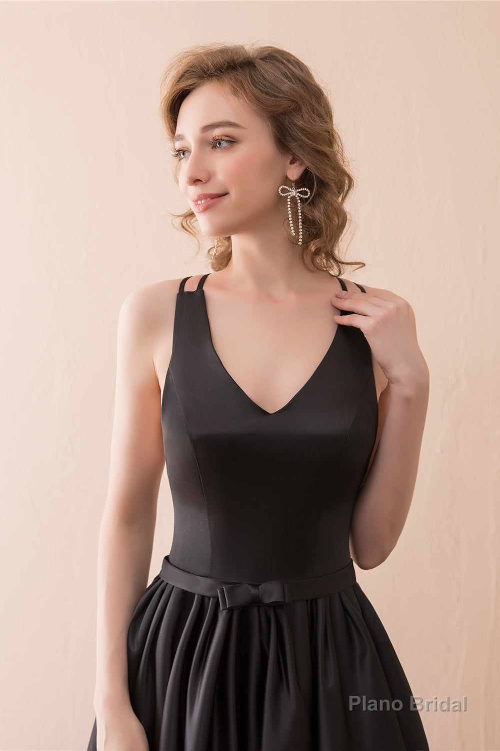 A-Line Black V-neck Satin Backless Trail Prom Dresses Main image