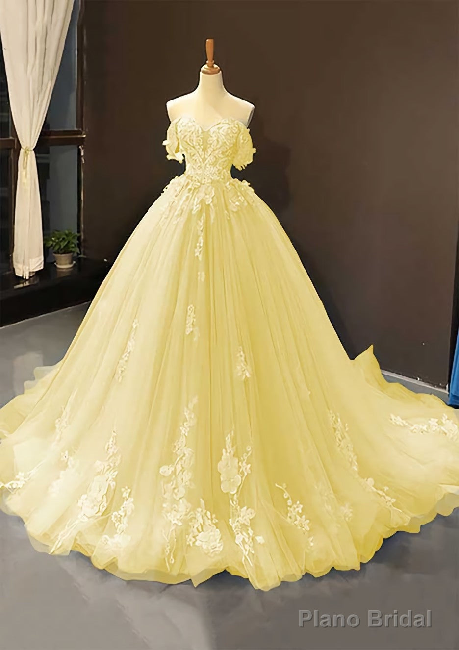 Ball Gown Off-the-Shoulder Sweep Train Tulle Prom Dresses With Appliqued