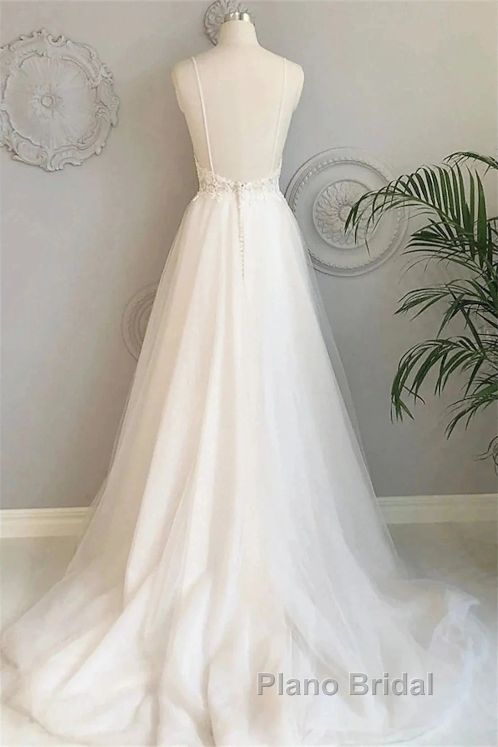 Beach Wedding Dresses Court Train A-Line Spaghetti Strap Sweetheart Lace With Buttons Appliques