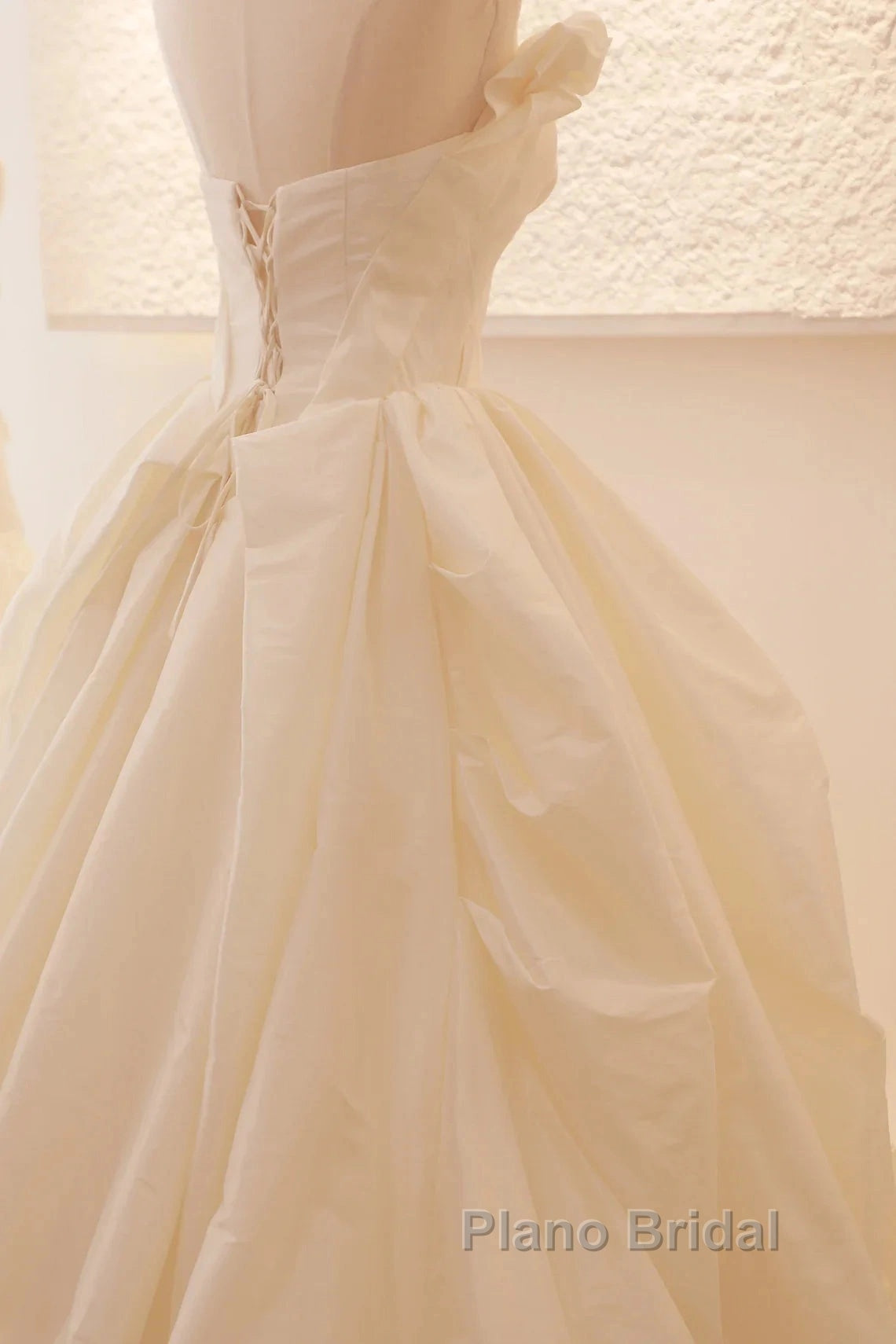 Beige Wedding Dresses Strapless Sleeveless A-Line Full Bridal Dresses Sophisticated Wedding Gown With Train