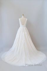 Elegant Long A-line V-neck Appliques Lace Tulle Backless Wedding Dress