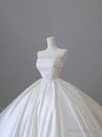 Princess Ball Gown Strapless Sleeveless Pleats White Satin Lace Wedding Dress Bridal Dresses