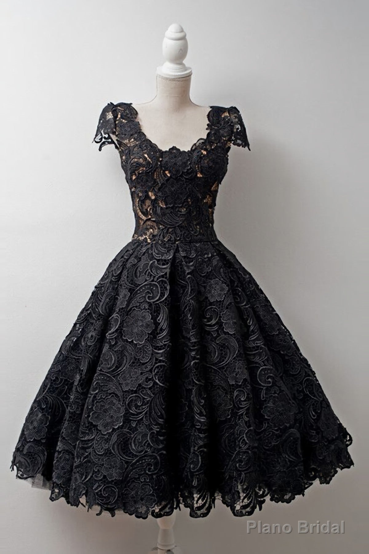 Short Timeless Scoop Knee-Length Cap Sleeves Black Lace Homecoming Dresses Secondary image