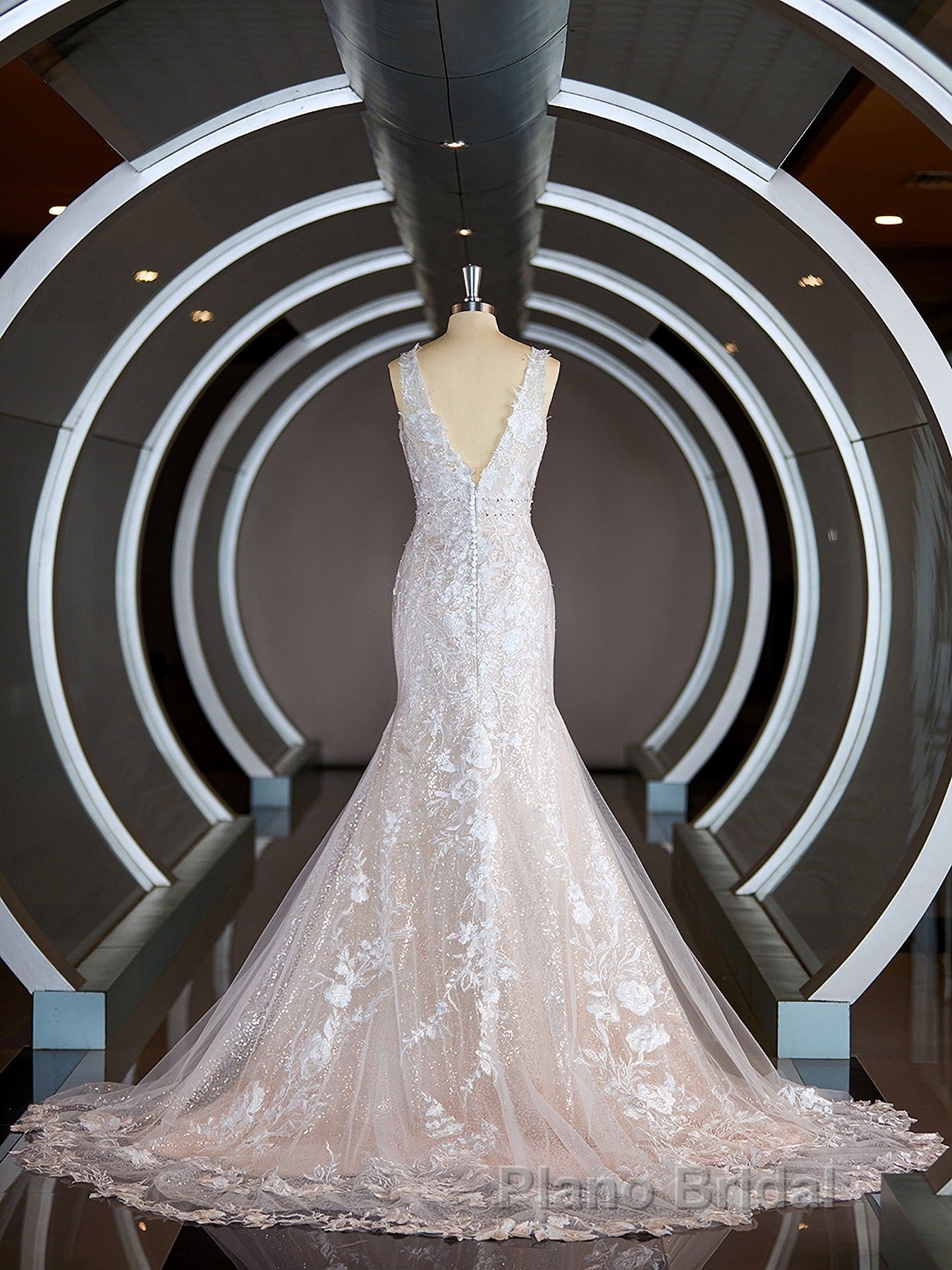 Sheath/Column Straps Sweep Train Lace Wedding Dresses with Appliques Lace