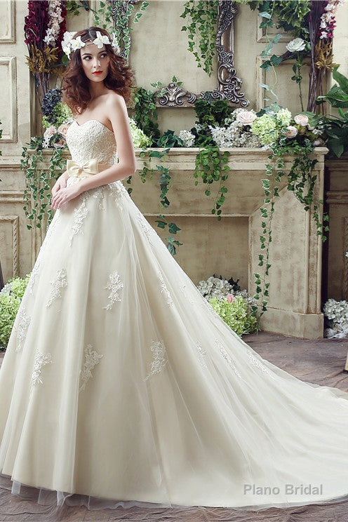 Sweetheart Lace Appliques Light Champagne Wedding Dresses Secondary image