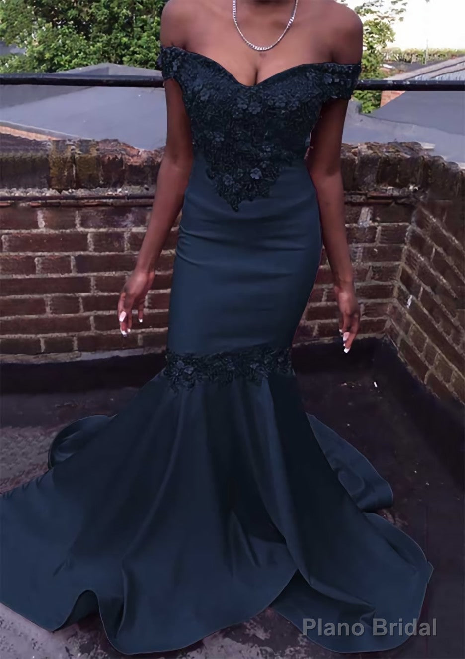 Trumpet/Mermaid Off-the-Shoulder Court Train Satin Prom Dresses With Beading Flowers Secondary image