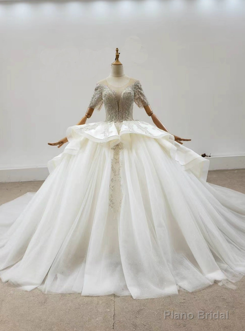 We Offer a Large Numbers Of Ivory White Ball Gown Tulle Satun Short Sleeve Backless Beading Wedding Dress Main image