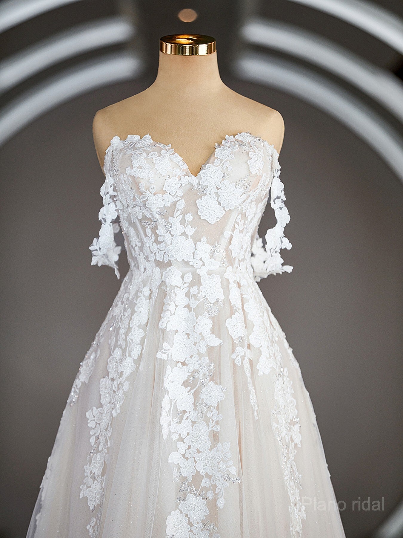 A-Line/Princess Off-the-Shoulder Chapel Train Tulle Wedding Dresses with Appliques Lace Secondary image