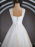 A-Line/Princess Sweetheart Sweep Train Lace Wedding Dresses with Appliques Lace