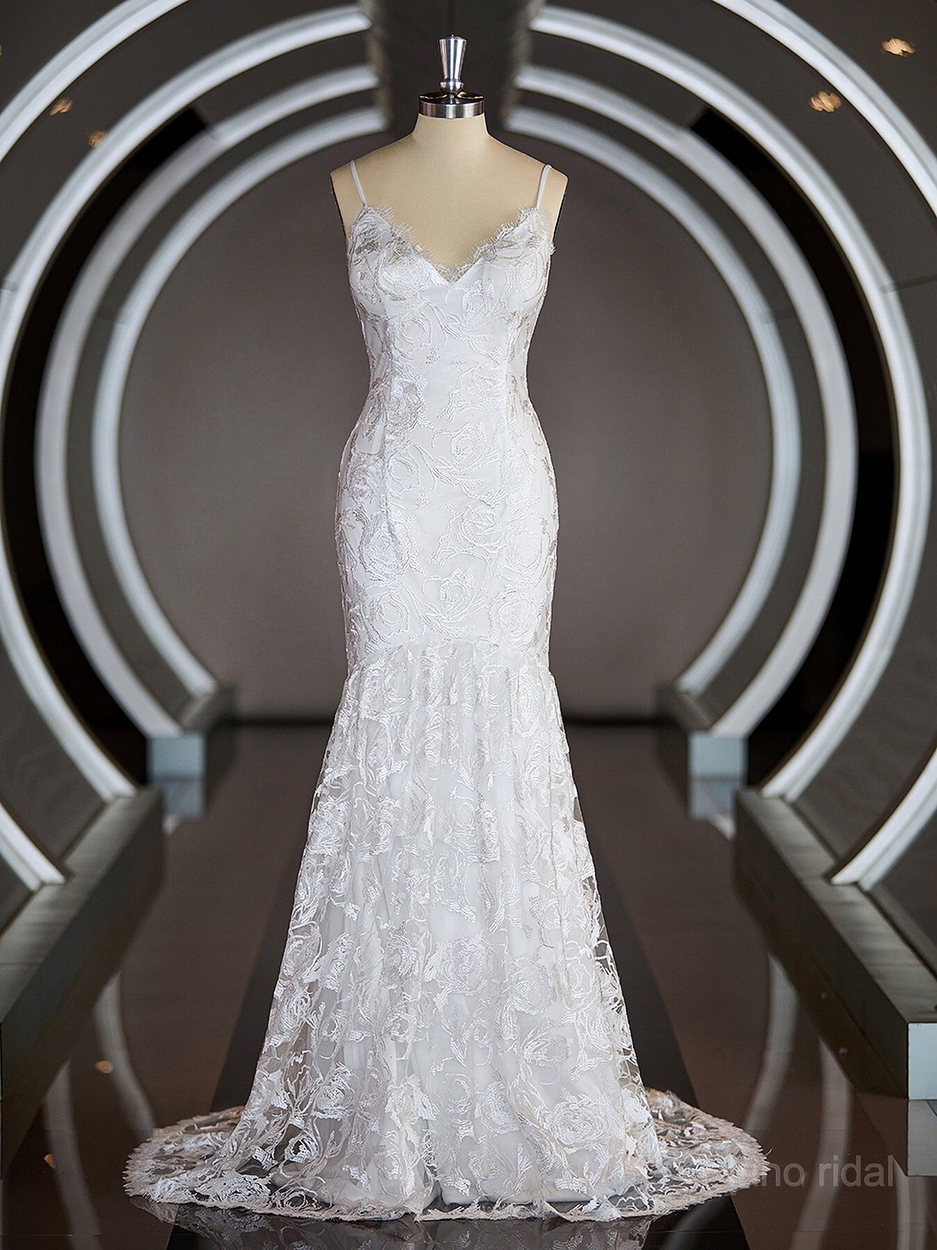 Sheath/Column V-neck Sweep Train Lace Wedding Dresses with Appliques Lace Main image